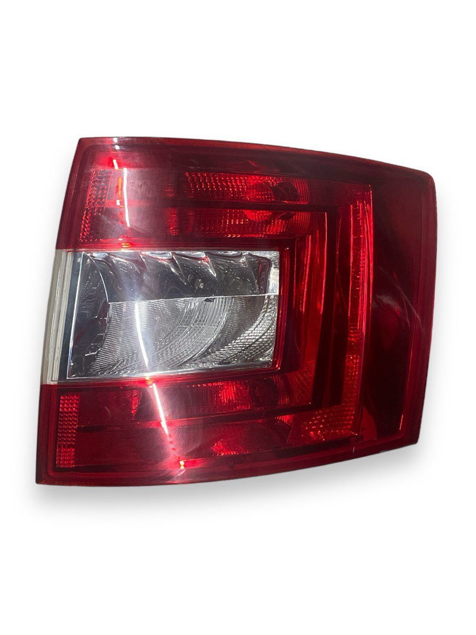 Fanale / Stop Alogeno Posteriore Destro Skoda Octavia III cod:08 - 665 - 1927R - F (2012>2019) - F&P CRASH SRLS - Ricambi Usati