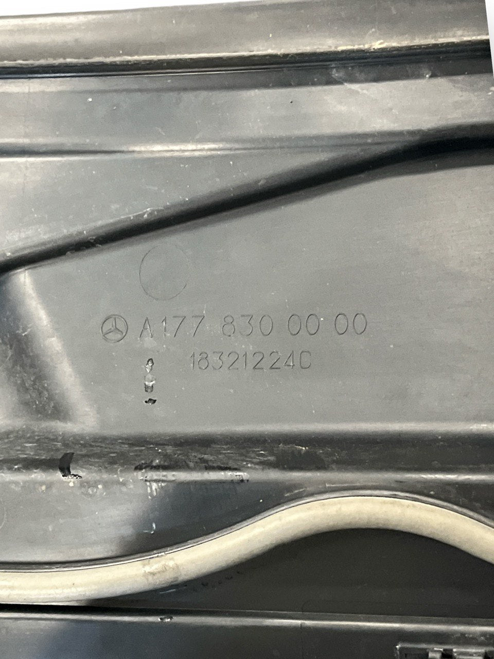 Gocciolatoio parabrezza Mercedes - Benz Classe A W177 (2018>) cod.A1778300000 - F&P CRASH SRLS - Ricambi Usati