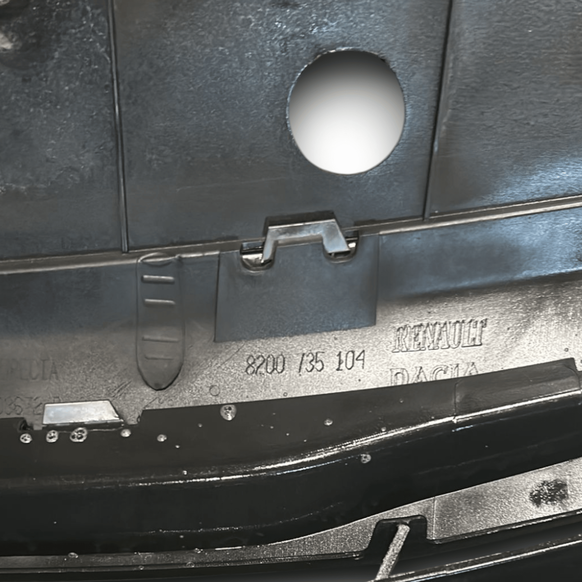 Griglia Anteriore dacia Sandero (2008 > 2012) cod:8200735104 - F&P CRASH SRLS - Ricambi Usati