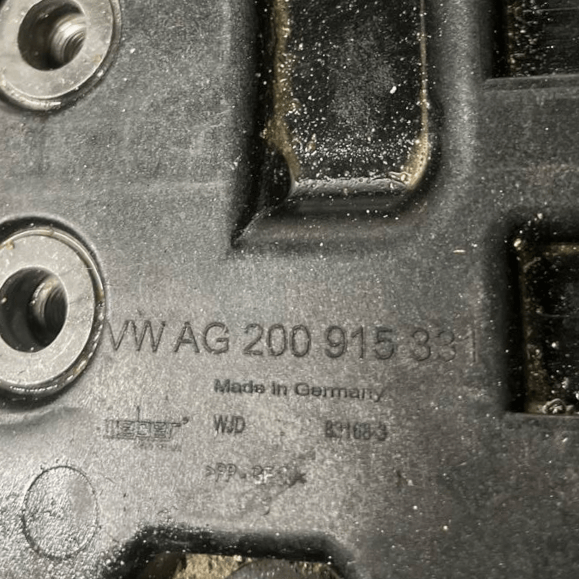Supporto / Alloggiamento Batteria Volkswagen Polo VI AW1 (2017 - ) cod: 200915331 - F&P CRASH SRLS - Ricambi Usati