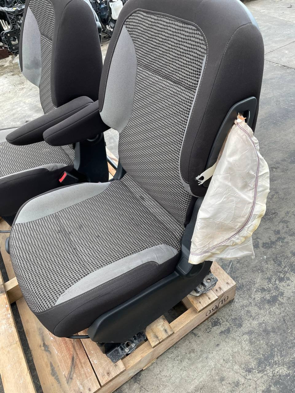Tappezzeria Peugeot Partner 5p 2012 - F&P CRASH SRLS - Ricambi Usati